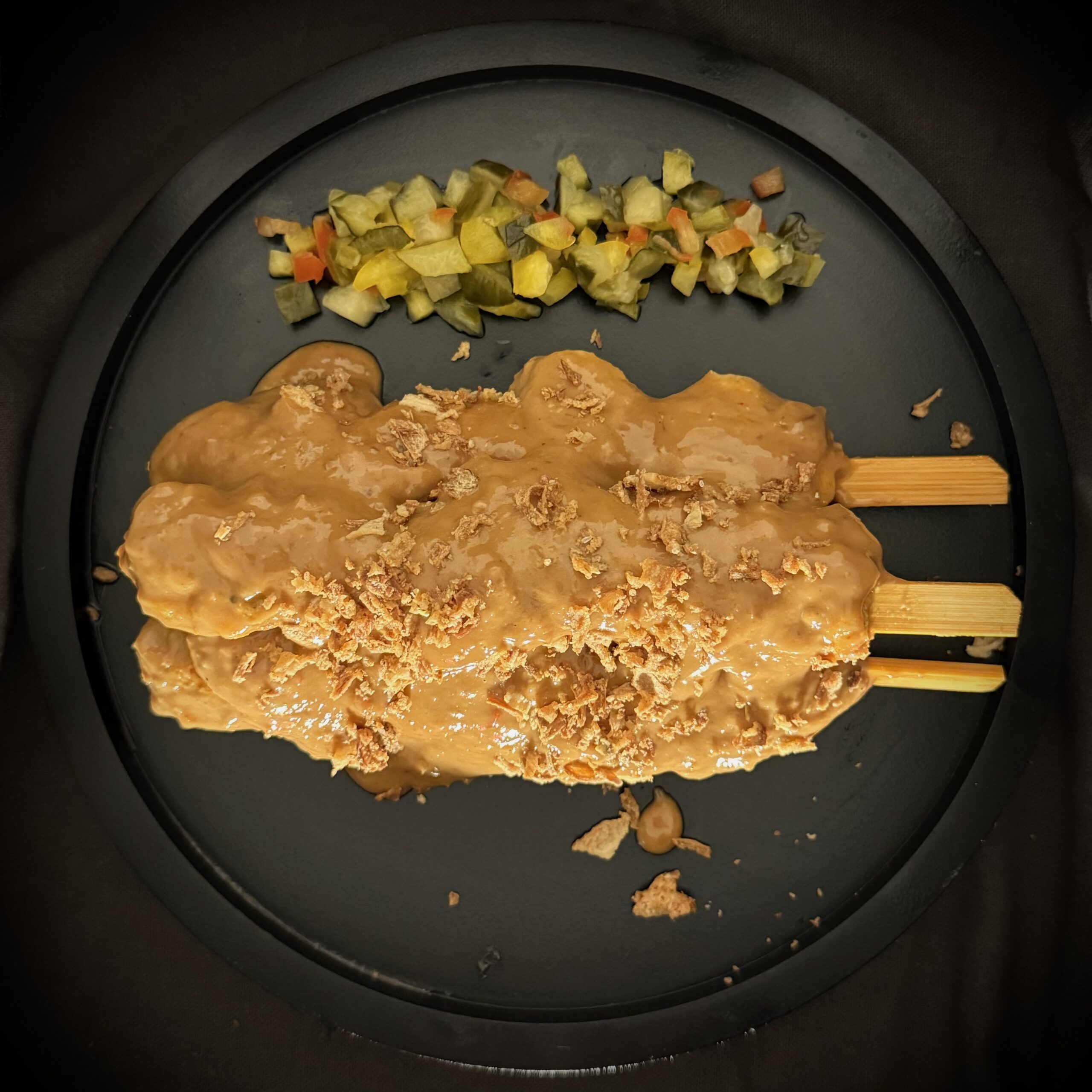 Kipsaté met saus, 3 stokjes